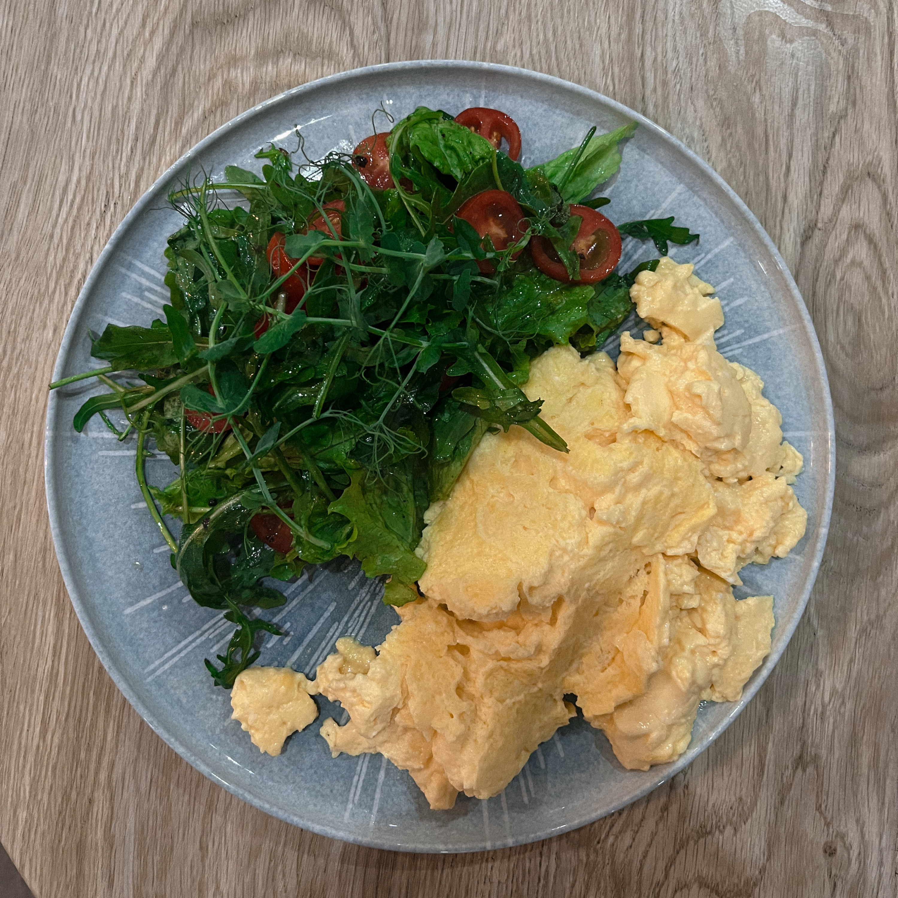 Скрембл с миксом салата