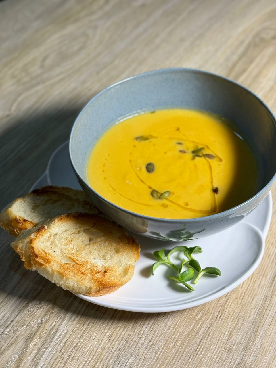 Тыквенный крем-суп с хрустящим багетом
