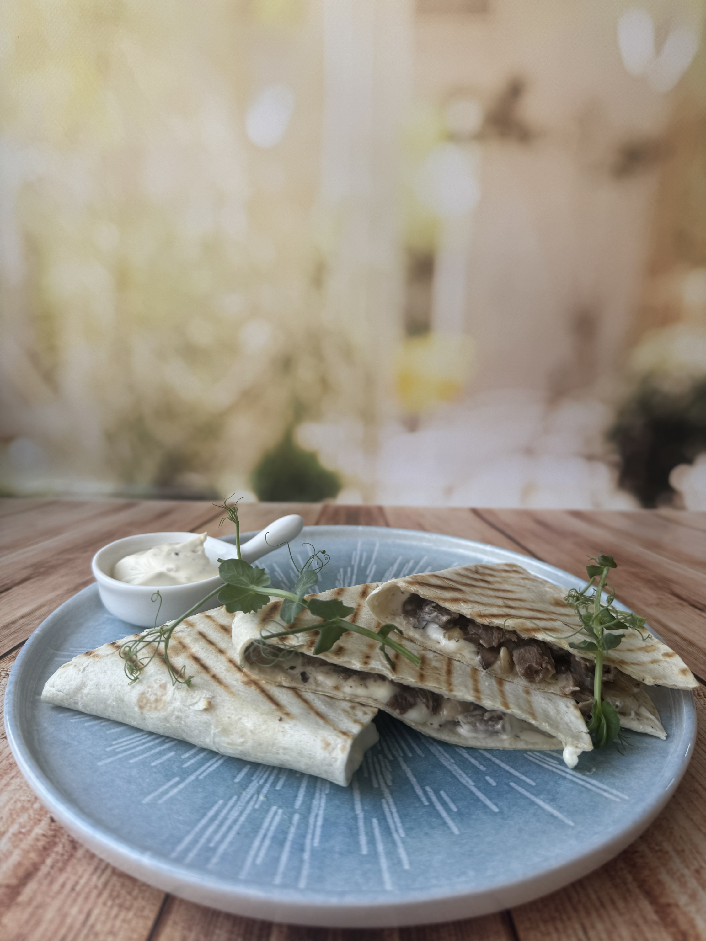 Кесадилья с языком и грибами