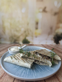 Кесадилья с языком и грибами