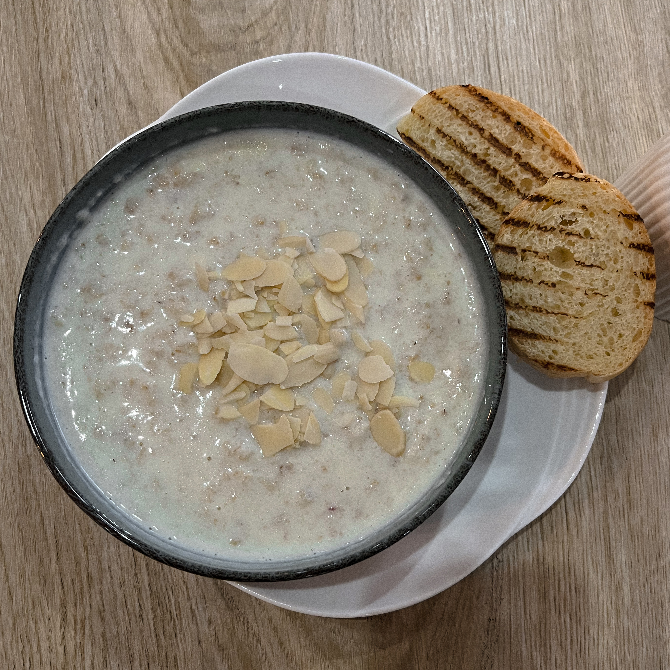 Каша овсяная с орешками