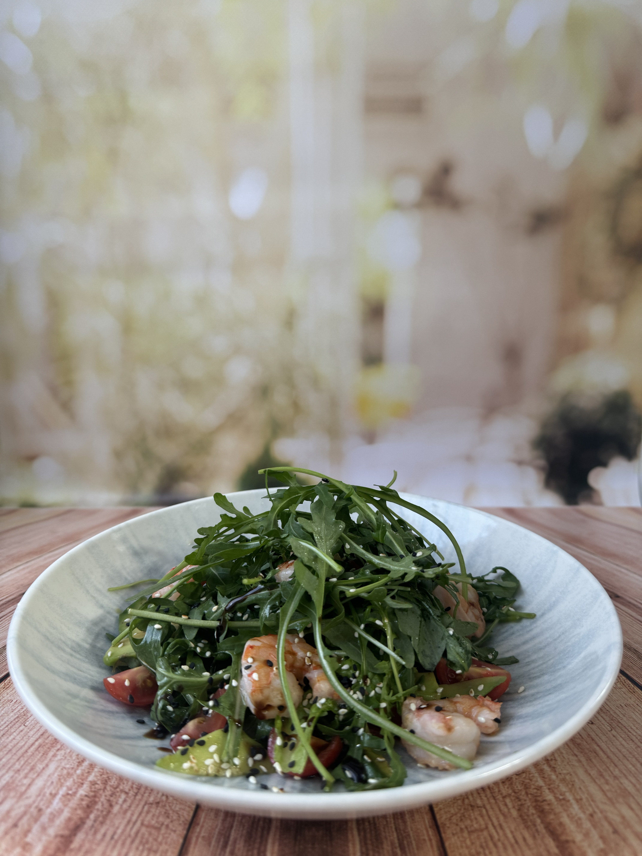 Руккола с креветками, томатами черри и авокадо