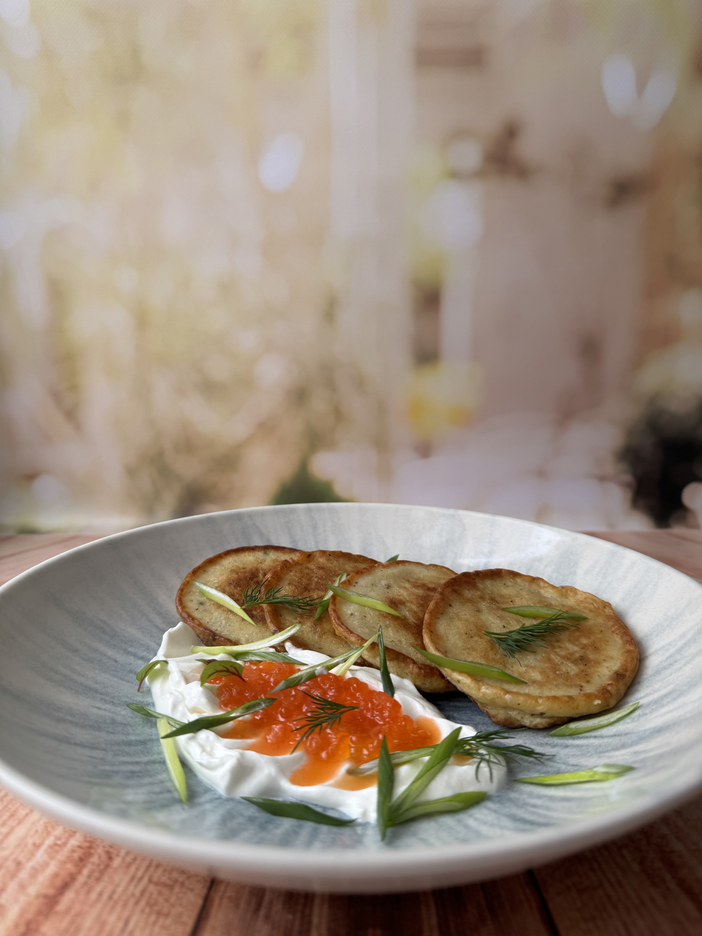 Картофельные панкейки с икрой лосося и сметаной