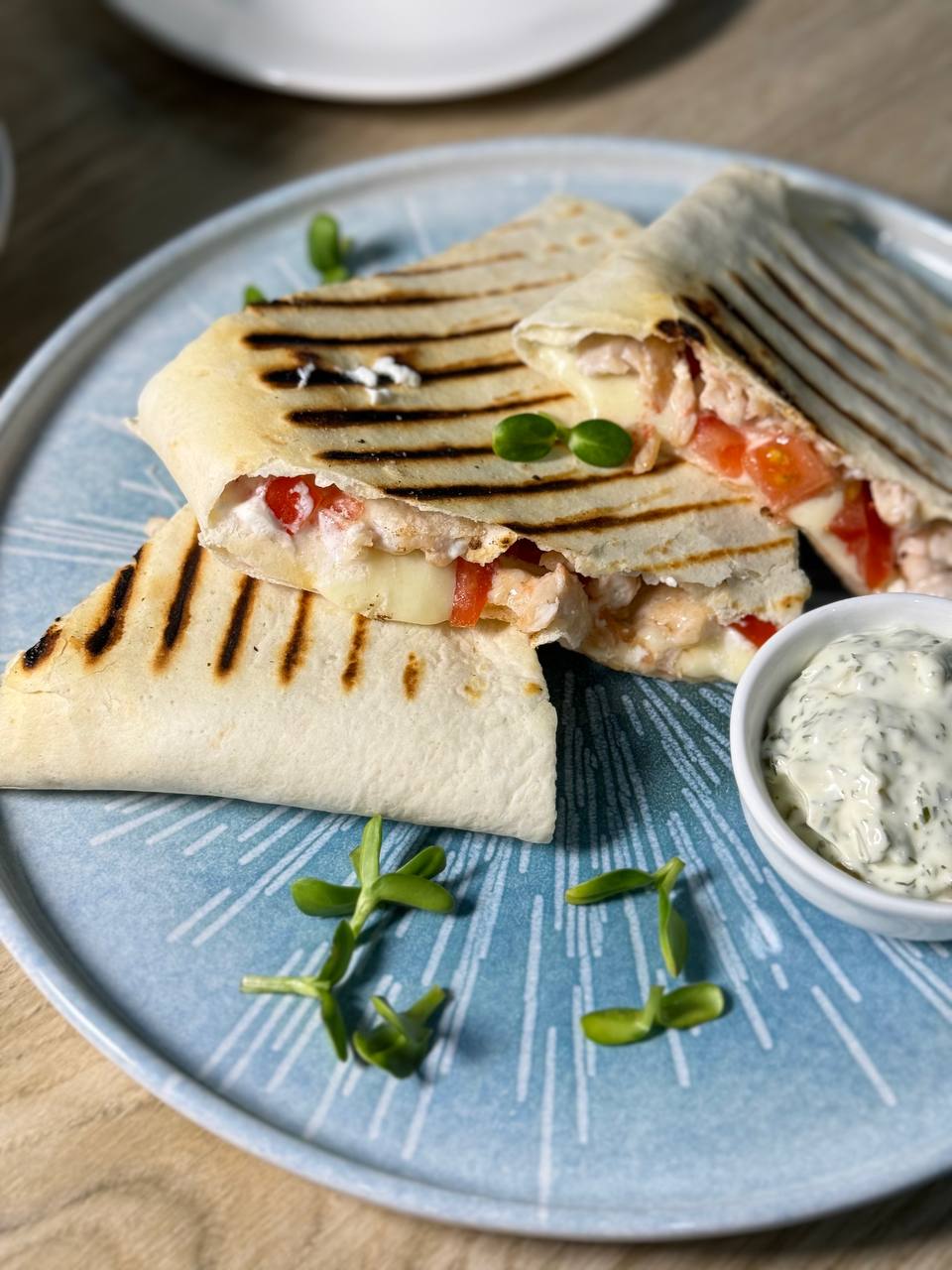 Кесадилья с курицей и соусом «Тар-тар»