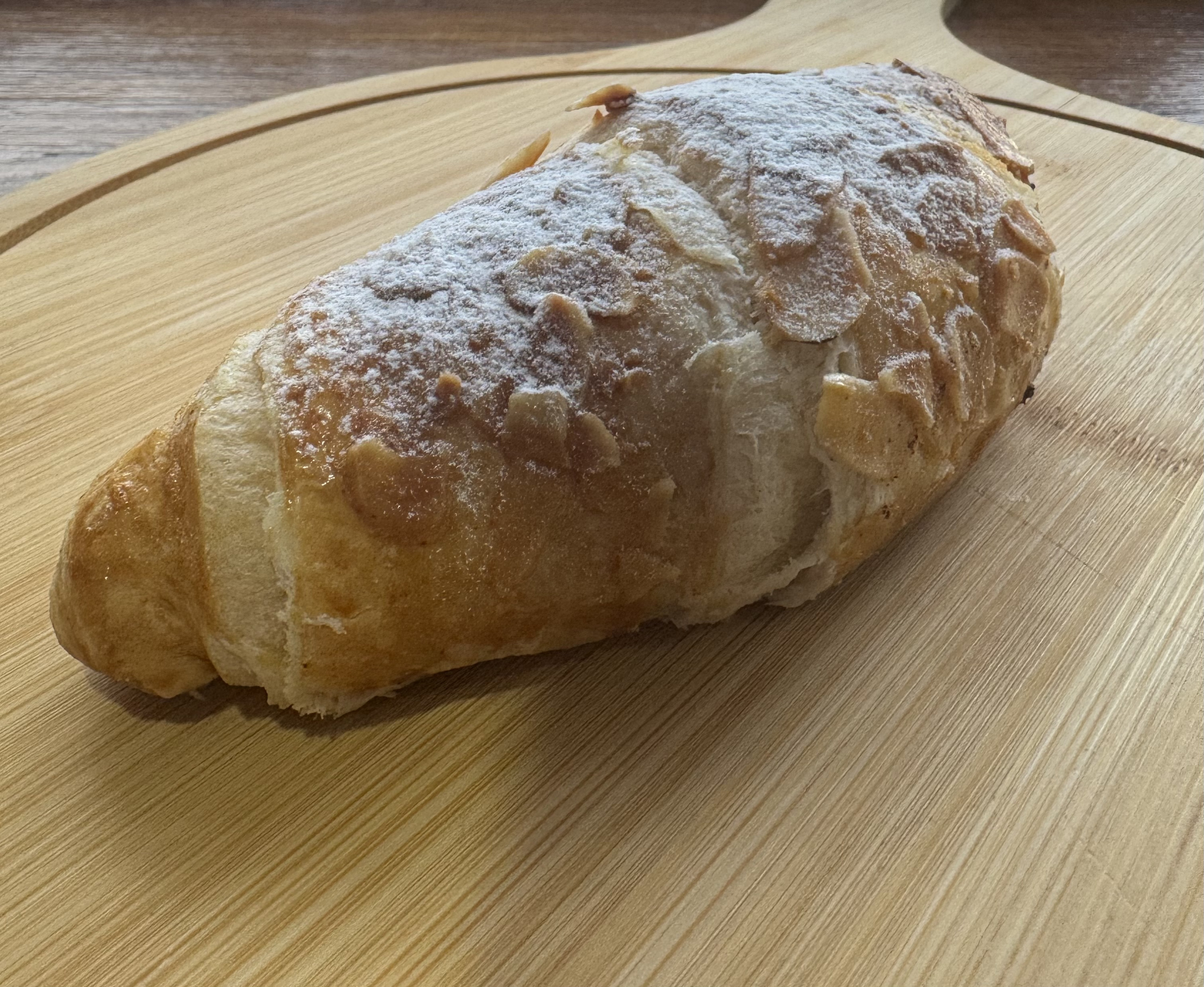 Круассан с миндалём