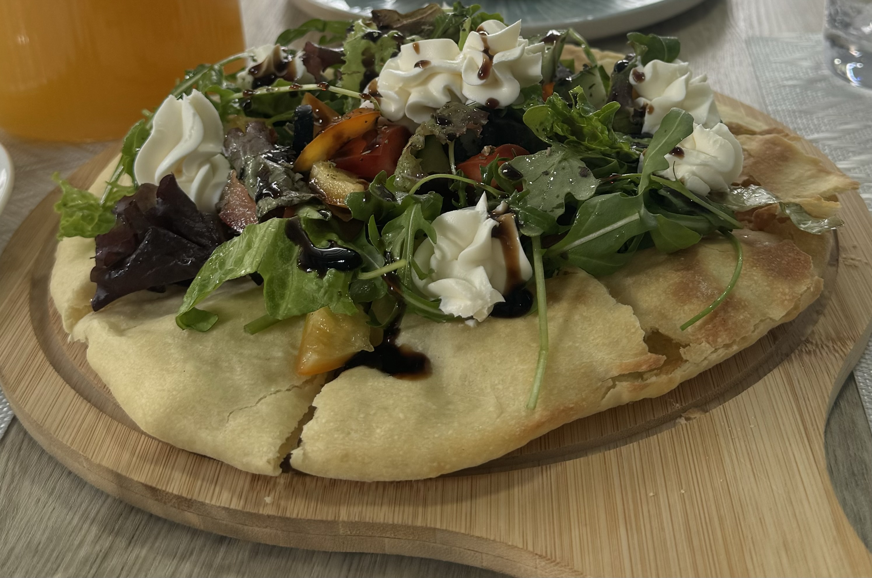 Салат в греческом стиле с фокачей