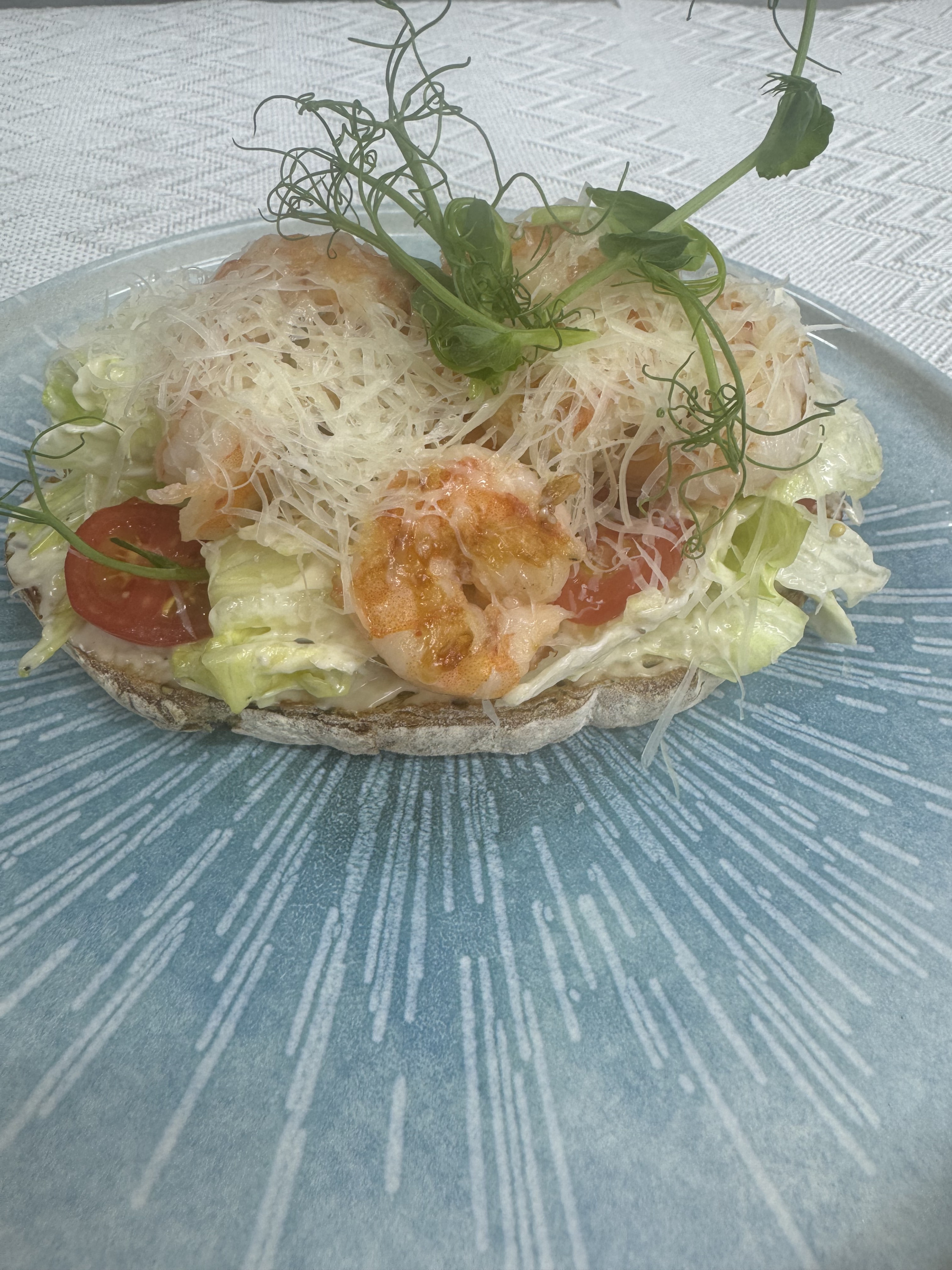 Брускетта с малосольной форелью и яйцом пашот