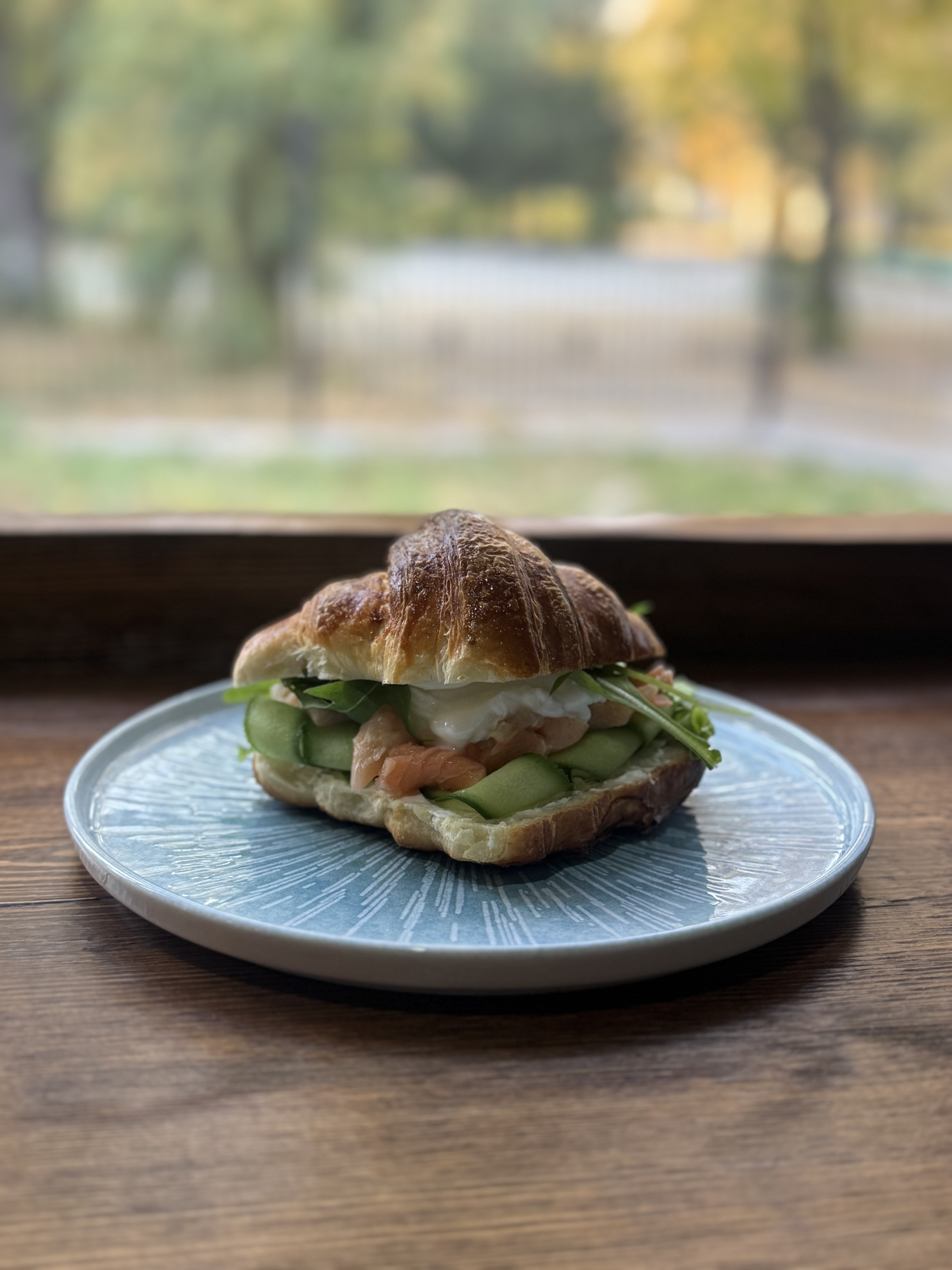 Круассан с форелью и яйцом пашот