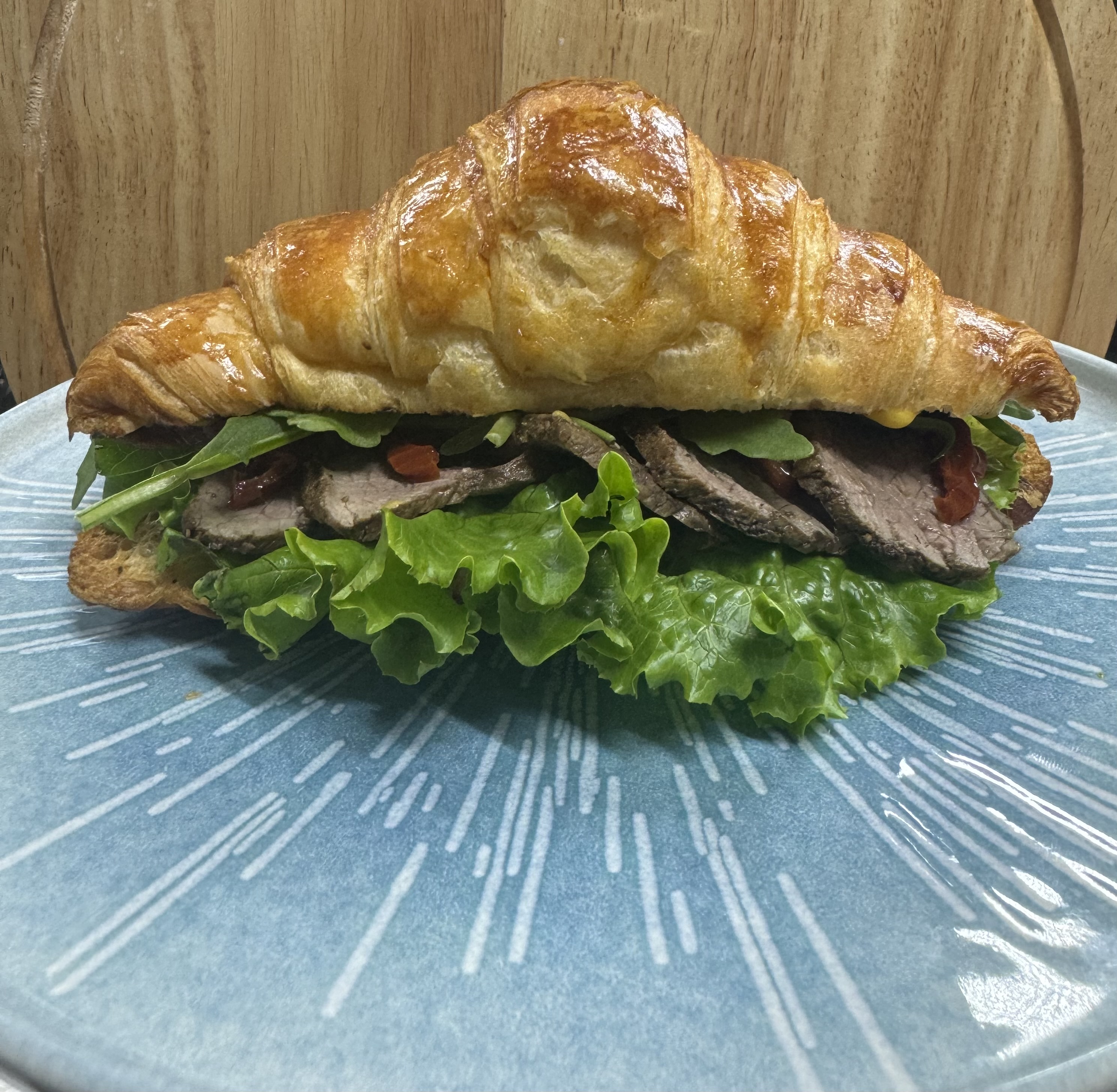 Круассан с ростбифом и вялеными томатами