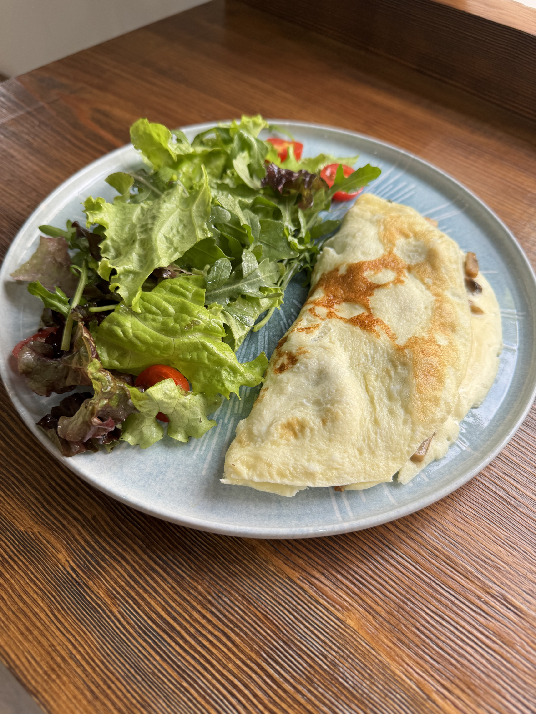 Омлет с курицей, грибами и салатным миксом