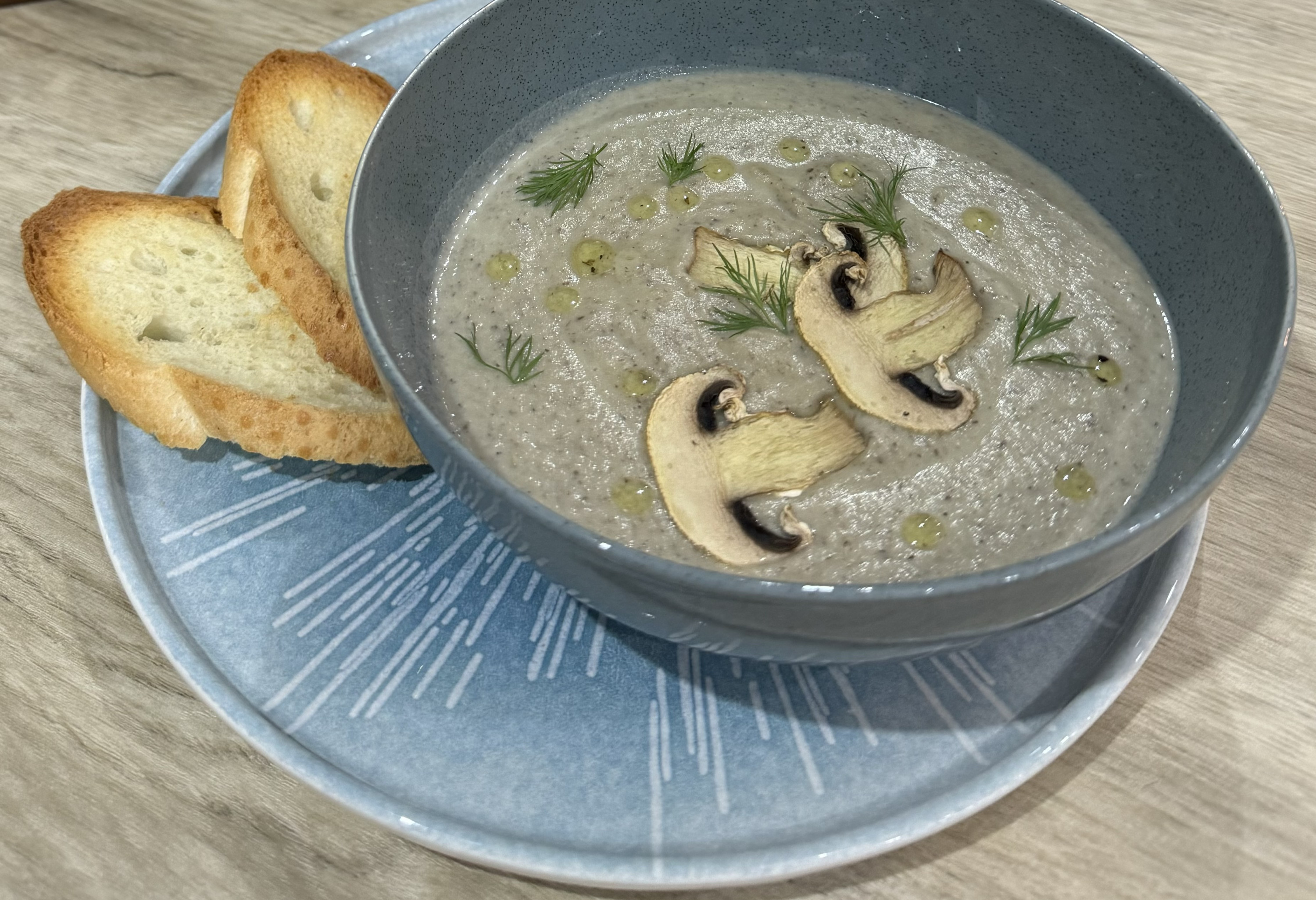 Крем-суп из шампиньонов с хрустящим багетом