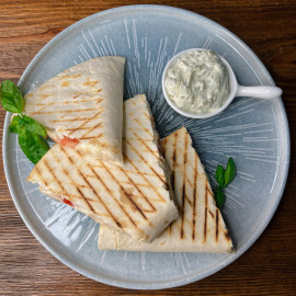 Кесадилья с курицей и соусом «Тар-тар»