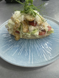 Брускетта «Цезарь с курицей»