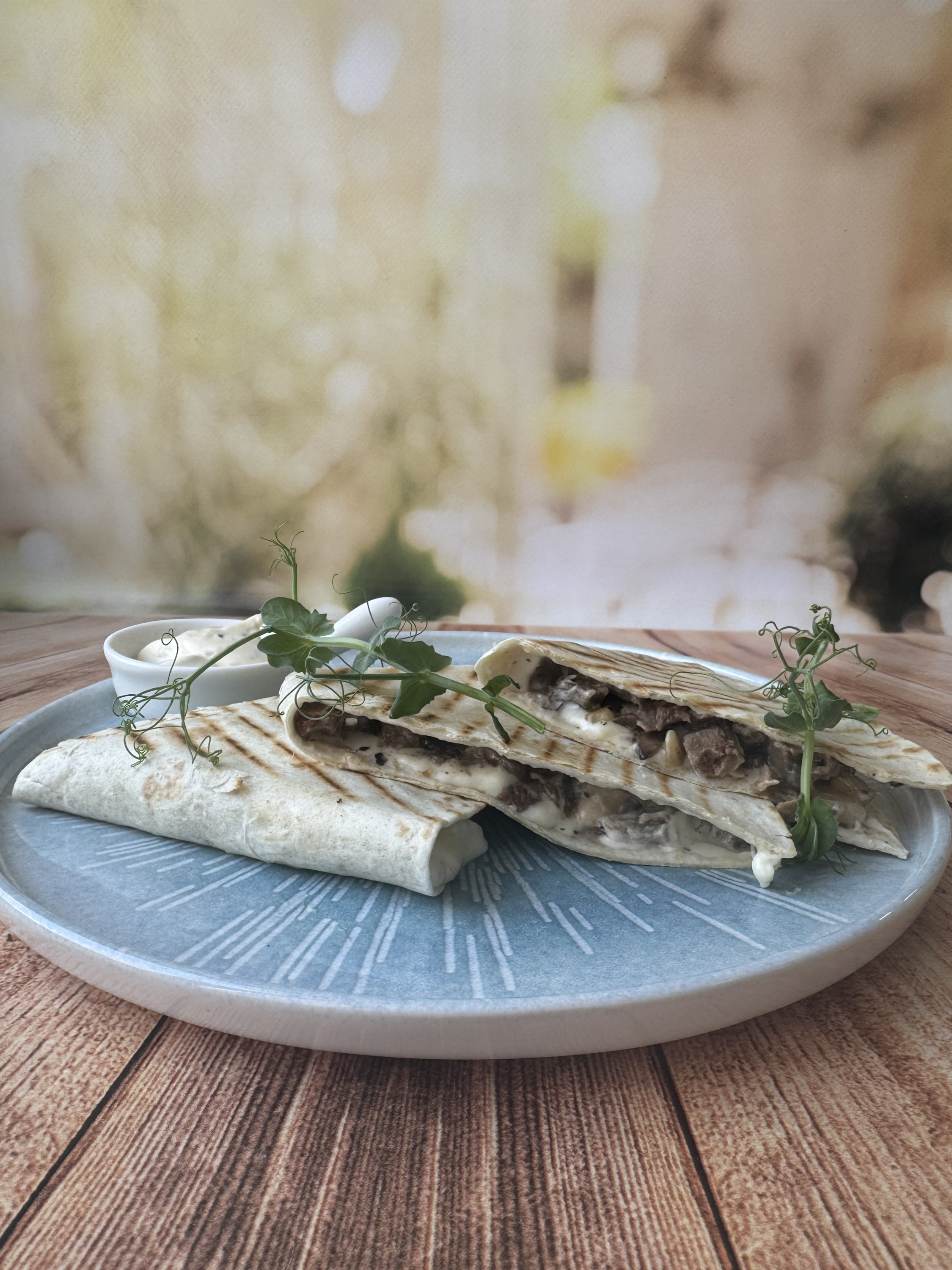 Кесадилья с языком и грибами