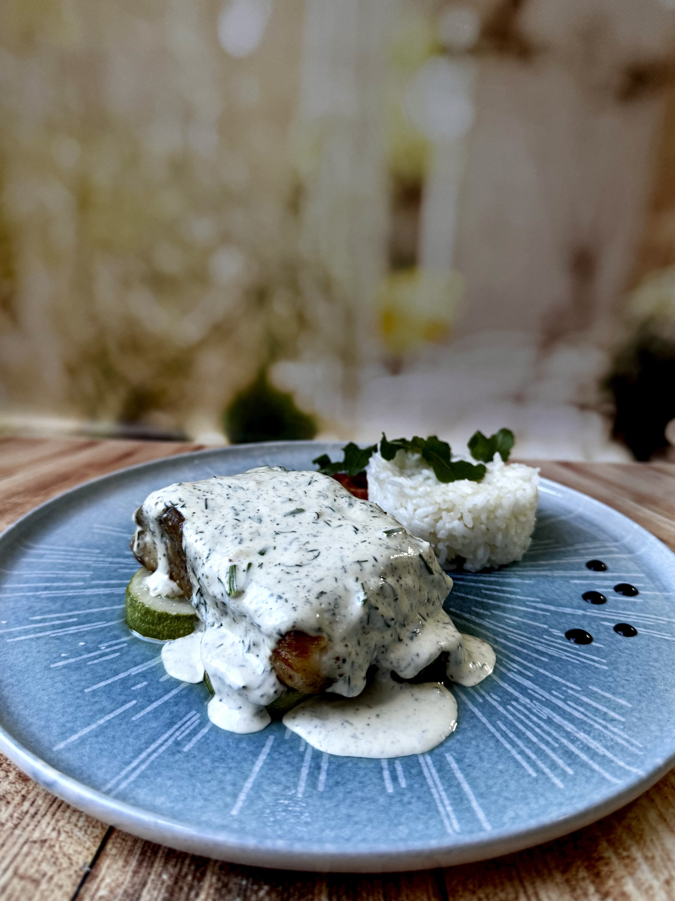 Судак со сливочным соусом на подушке из цукини