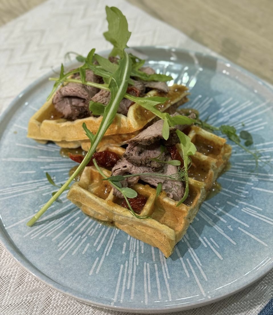 Картофельные вафли с ростбифом