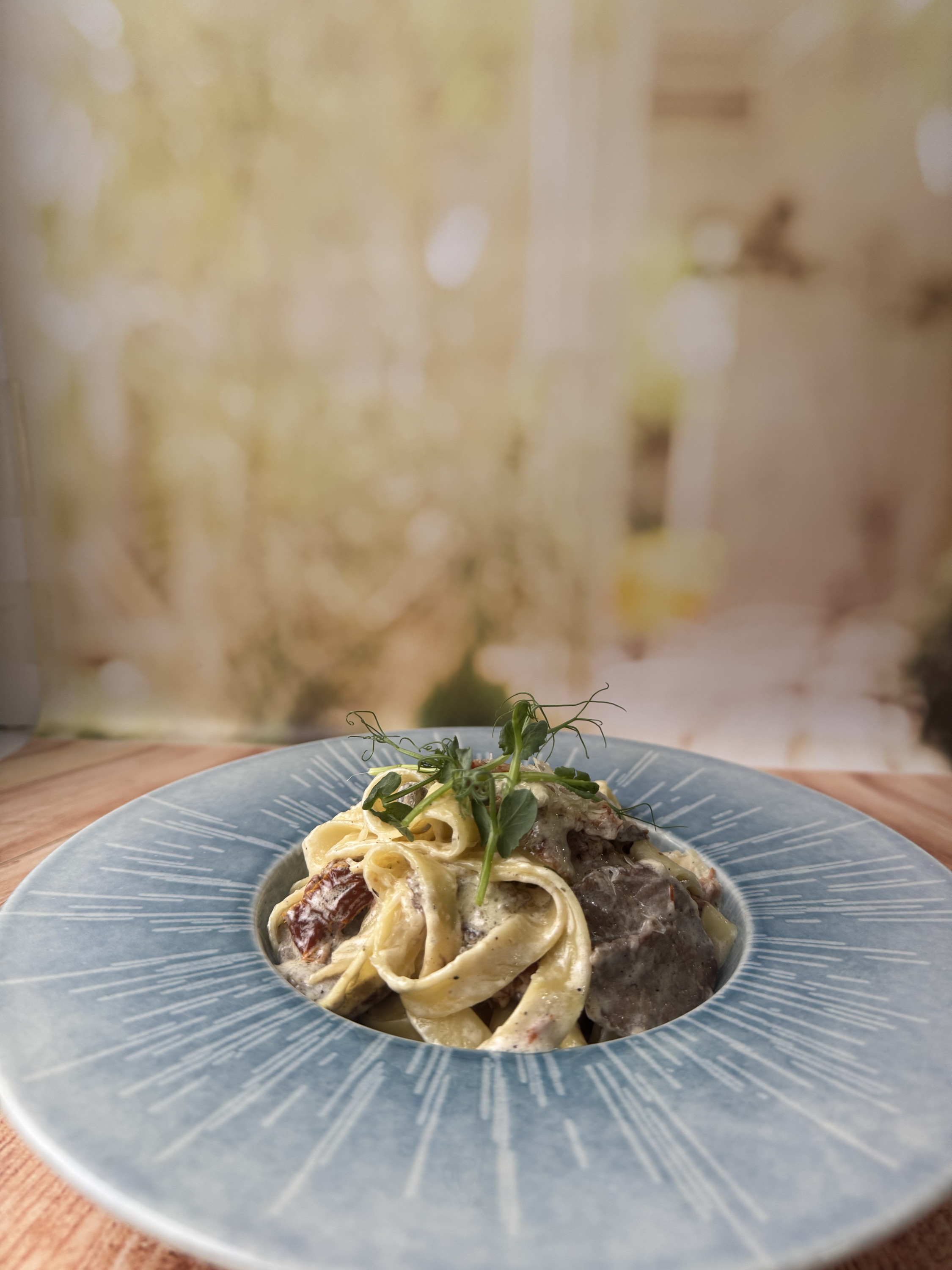 Фетучини с ростбифом и вялеными томатами