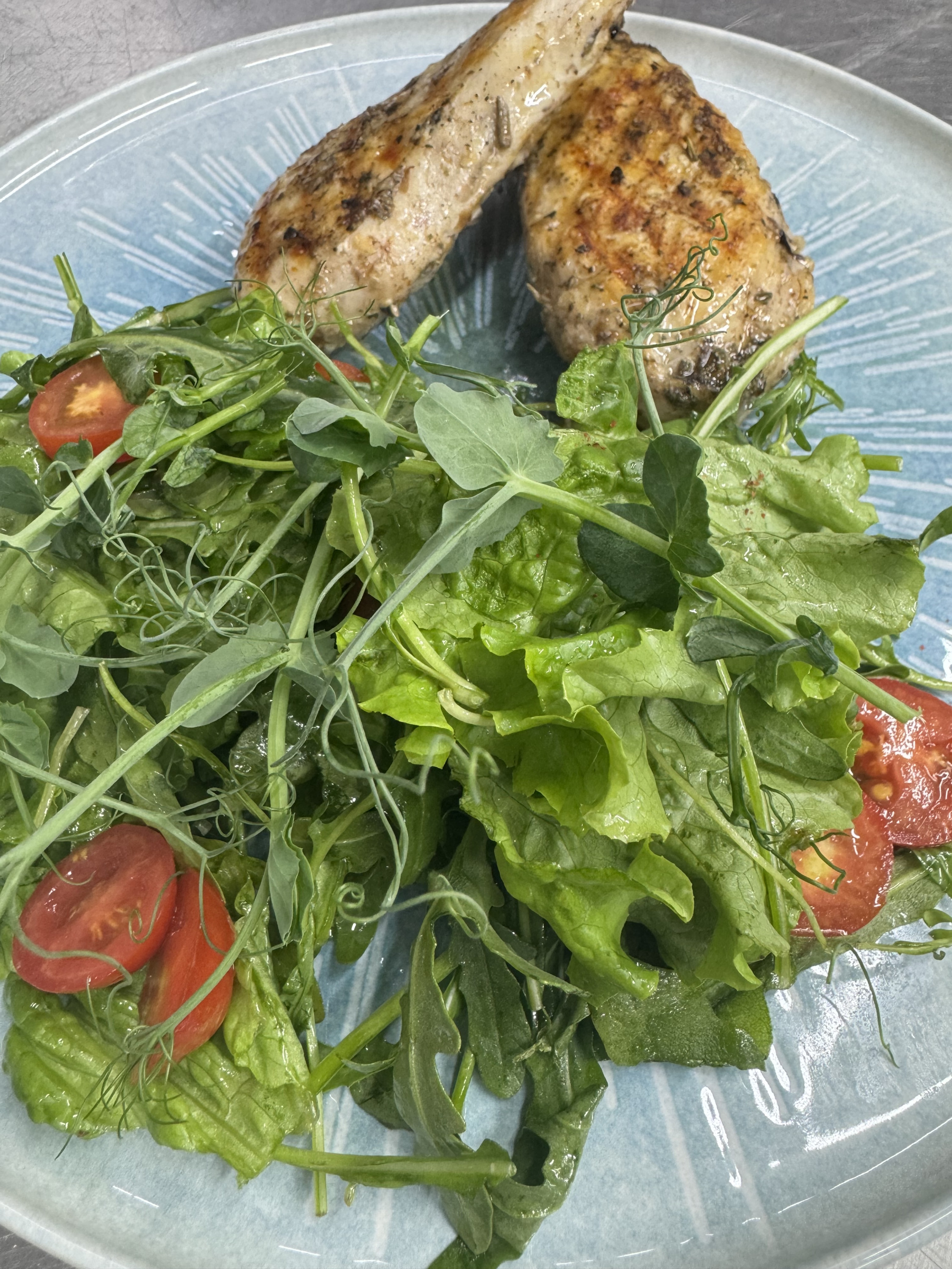 Филе цыплёнка с миксом салата