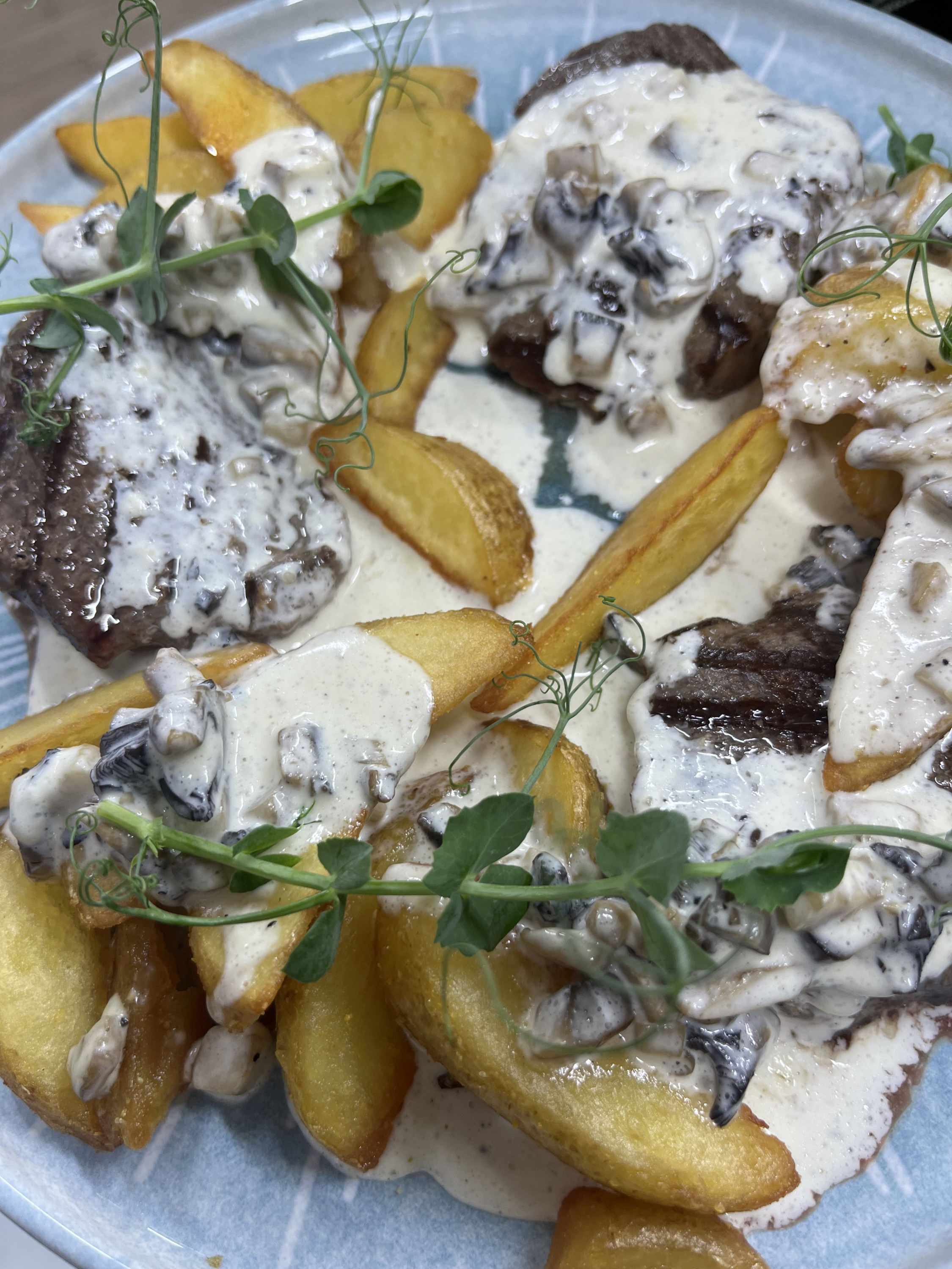 Медальоны гриль с картофелем «Айдахо» и грибным соусом