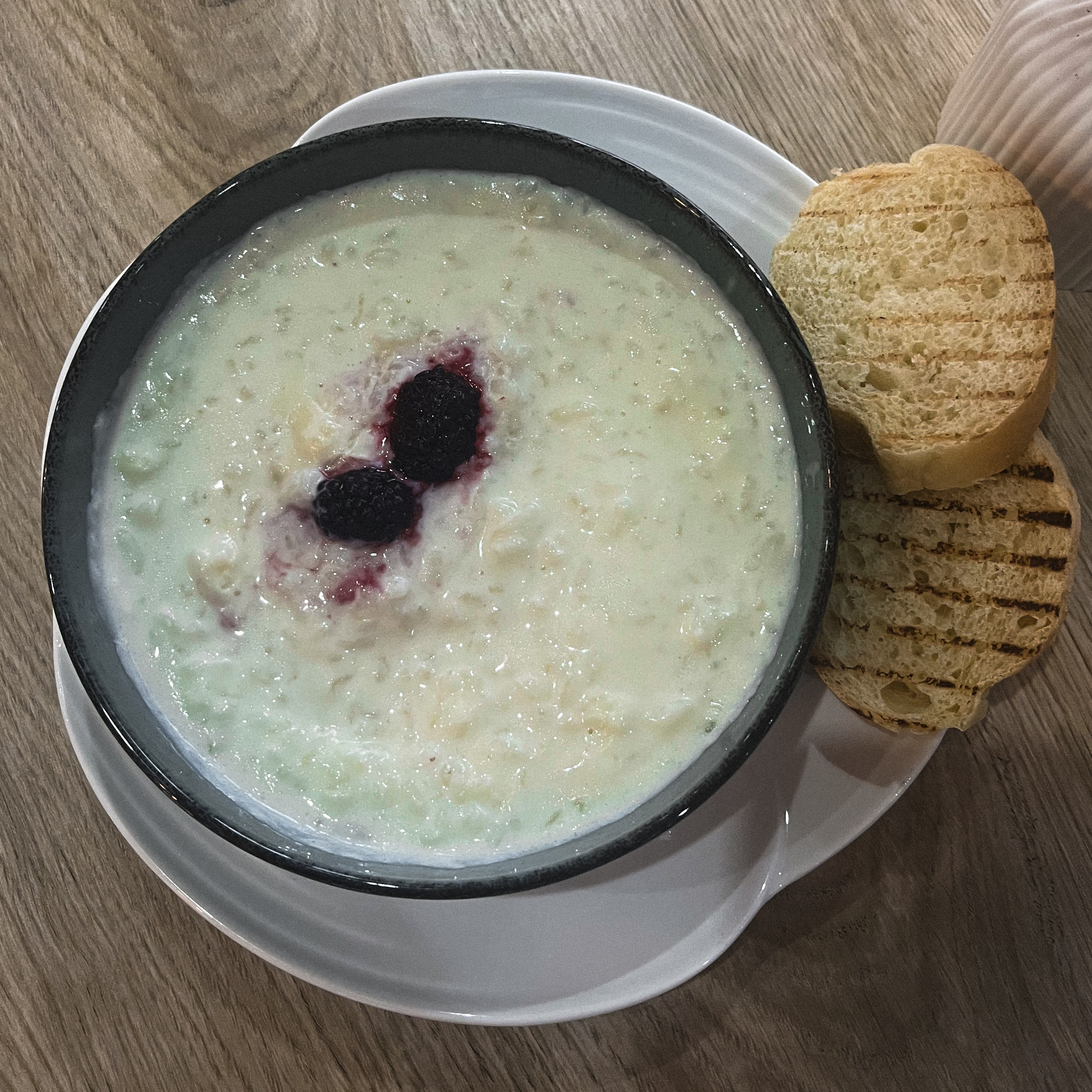 Каша рисовая с ягодами