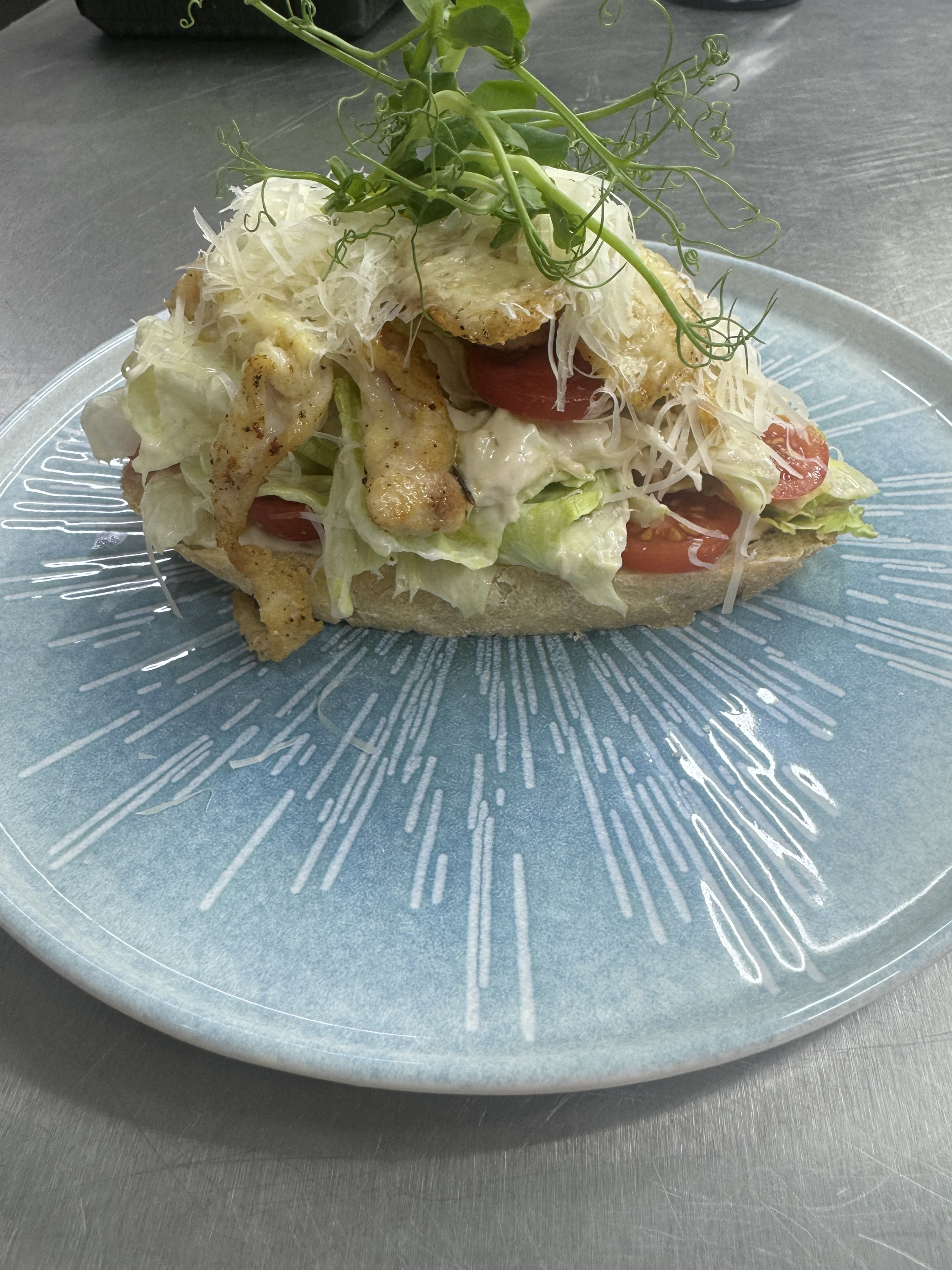 Брускетта «Цезарь с курицей»