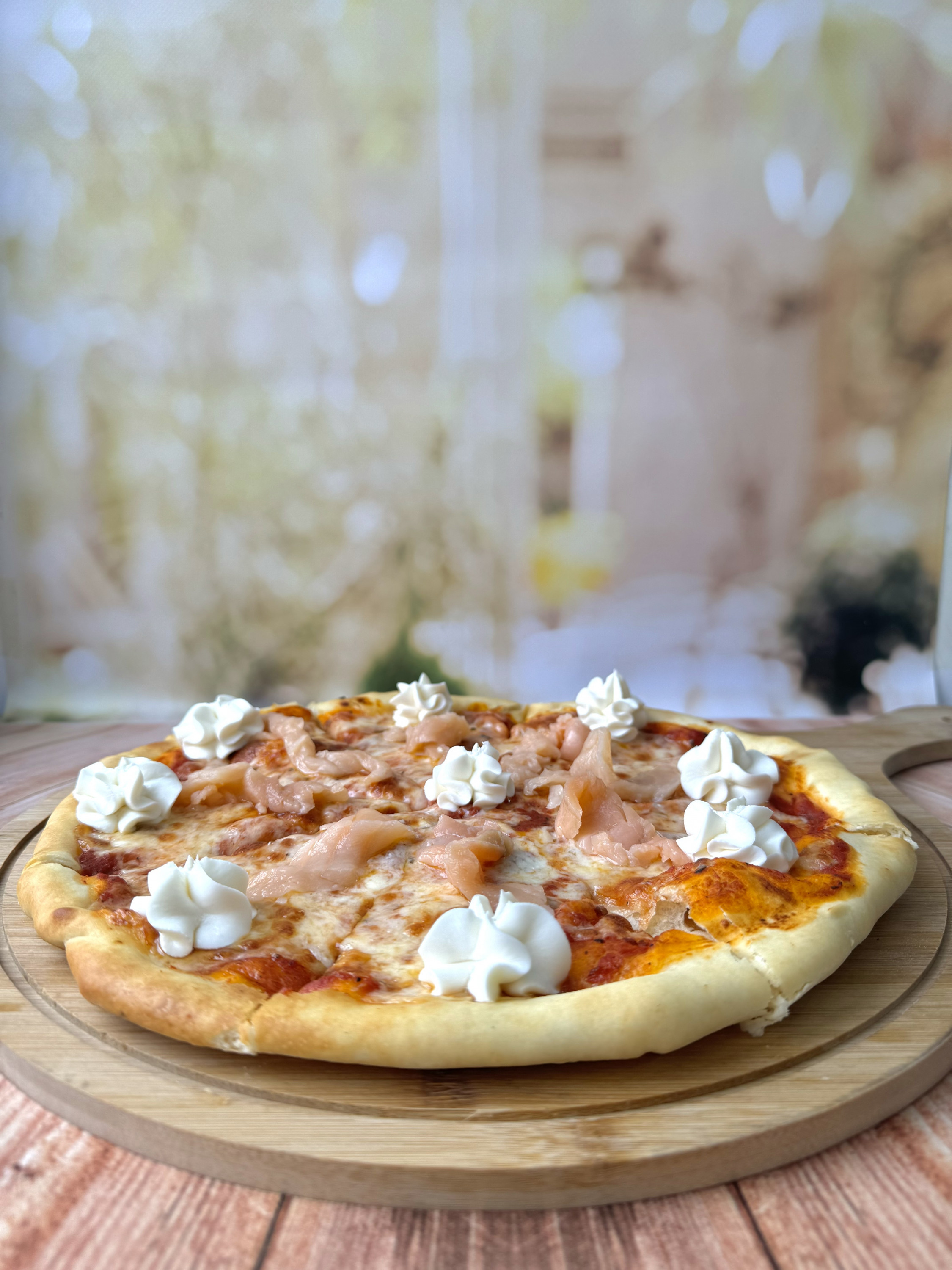 Пицца с лососем и нежным сыром