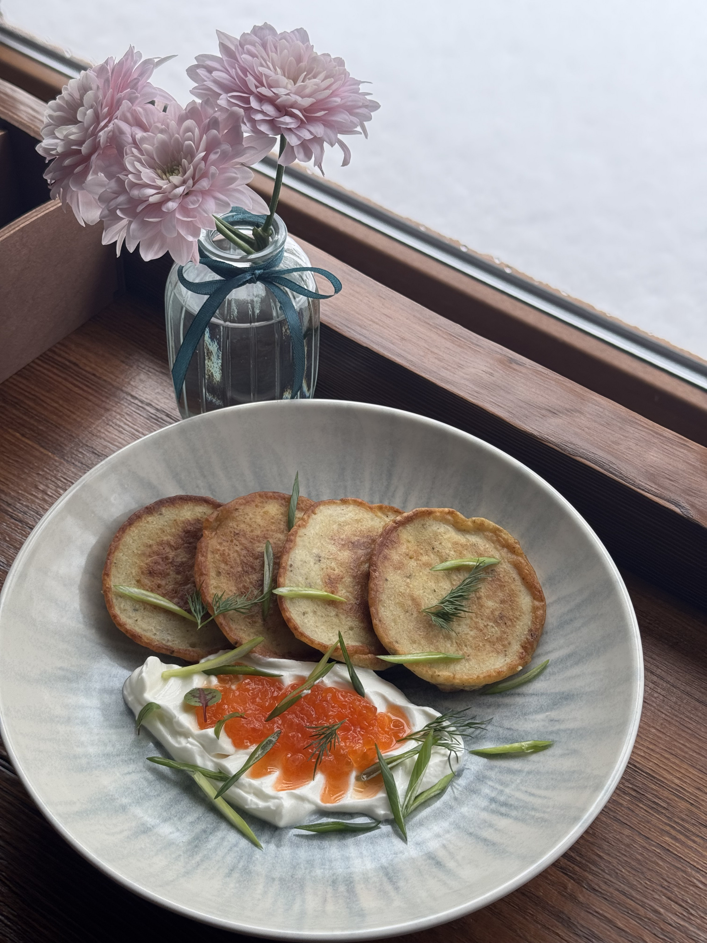 Картофельные панкейки с икрой лосося и сметаной