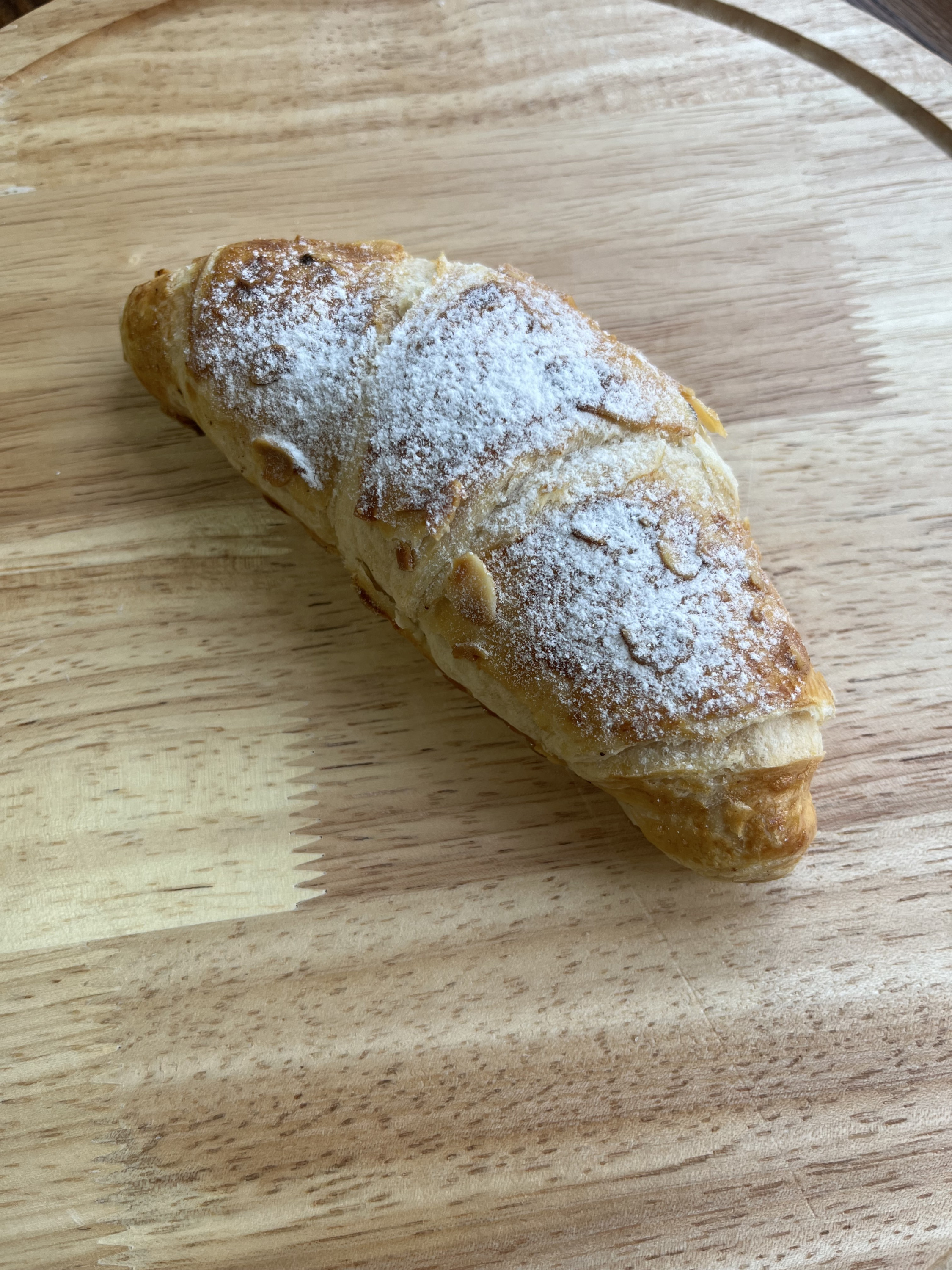 Круассан с миндалём